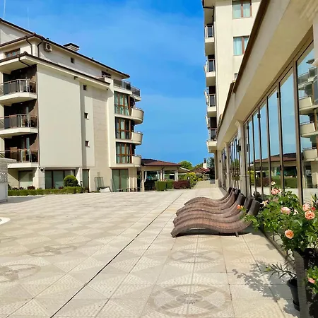 Long Sunny Apartment Shkorpilovtsi